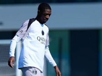 Joueur de football à l'entraînement en tenue blanche