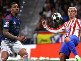 Deux footballeurs disputant le ballon en plein match