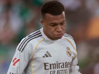 Joueur de football en maillot blanc du Real Madrid