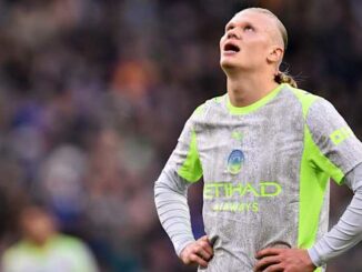 Footballeur de Manchester City regardant vers le ciel