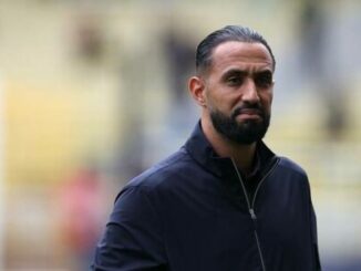 Homme barbu en veste sombre à l’extérieur