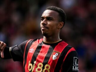 Joueur de football en maillot rouge et noir