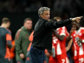Entraîneur de football donnant des instructions sur le terrain