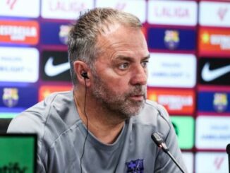 Homme en conférence de presse sportive