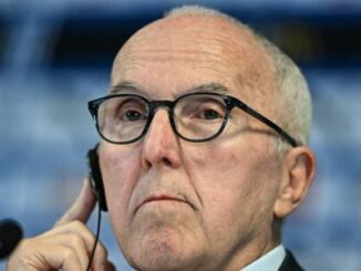Homme âgé avec lunettes tenant un téléphone