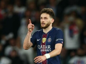 Footballeur du PSG pointant du doigt sur le terrain