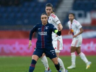 Joueuses de football en duel sur le terrain