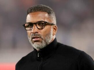 Homme barbu avec lunettes dans un stade