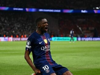 Joueur de football célébrant un but sur le terrain