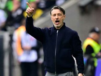 Entraîneur de football donnant des instructions sur le terrain