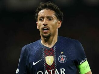 Joueur de football PSG avec brassard capitaine
