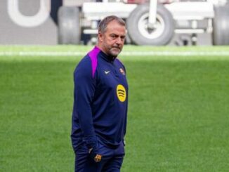 Entraîneur sur terrain de football en survêtement bleu