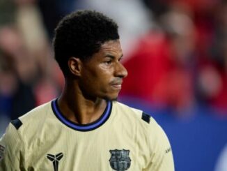 Joueur de football en maillot beige regardant à gauche