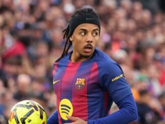 Joueur du FC Barcelone tenant un ballon