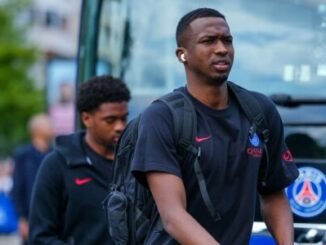 Joueurs du PSG marchant près du bus