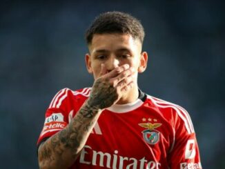 Footballeur en maillot rouge main sur la bouche