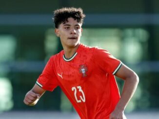 Joueur de football en maillot rouge numéro 23