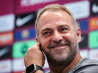 Homme souriant en conférence de presse