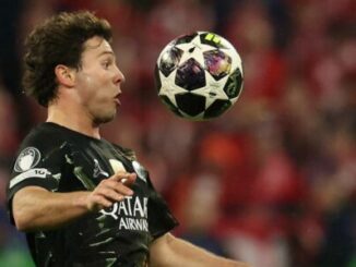 Footballeur contrôlant un ballon en plein match