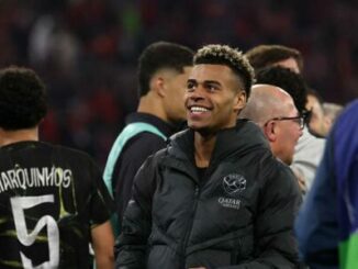 Joueur de football souriant sur un terrain