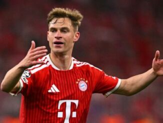 Joueur du Bayern Munich bras ouverts sur le terrain