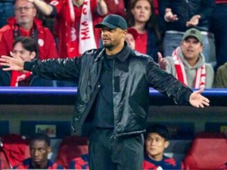 Entraîneur de football gesticulant devant supporters en tribunes