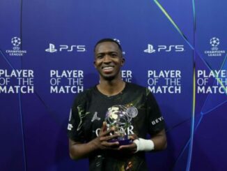 Footballeur tenant trophée Homme du Match Ligue des Champions