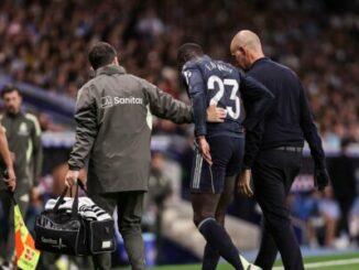 Joueur blessé aidé hors du terrain