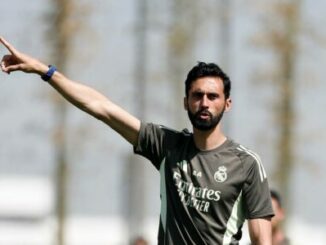 Footballeur en entraînement pointant du doigt