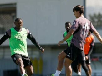 Entraînement de football avec joueurs en chasubles