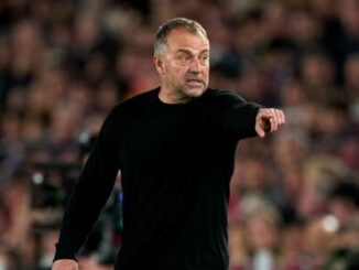 Entraîneur de football pointant du doigt sur la touche
