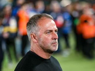 Homme pensif sur un terrain de football