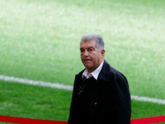 Homme aux cheveux gris sur terrain de football