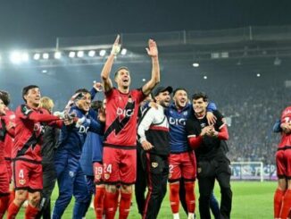 Joueurs de football célébrant une victoire en stade
