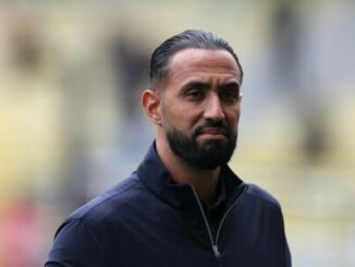 Homme barbu aux cheveux plaqués en arrière