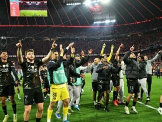 Joueurs de football célébrant sur la pelouse