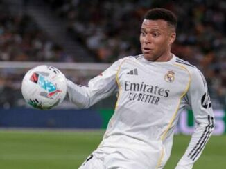 Joueur du Real Madrid contrôlant le ballon