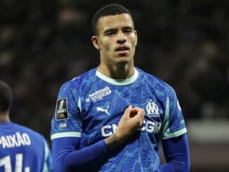 Joueur de football en maillot bleu marseillais