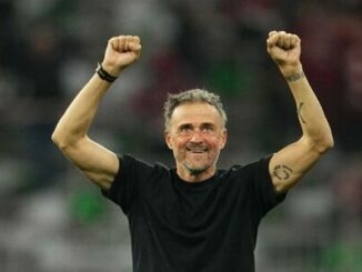 Homme levant les poings dans un stade