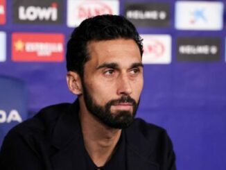 Homme barbu lors d'une conférence de presse