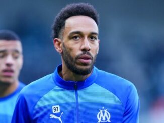 Joueur de football en survêtement bleu OM