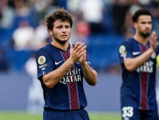 Deux joueurs de football applaudissant sur le terrain