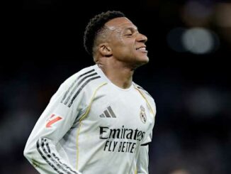 Footballeur du Real Madrid en plein effort