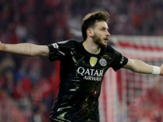 Footballeur célébrant un but bras écartés