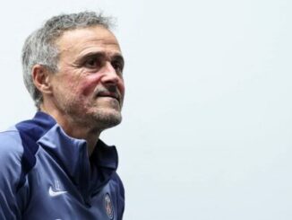 Homme aux cheveux gris en veste sportive bleue