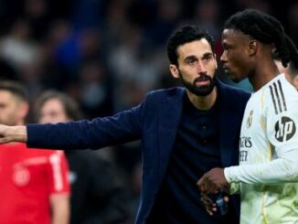 Entraîneur donne des consignes à joueur du Real Madrid