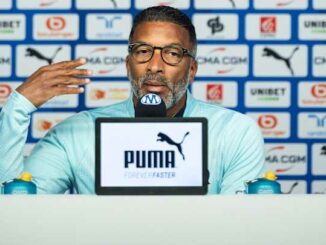 Homme lors d’une conférence de presse sportive