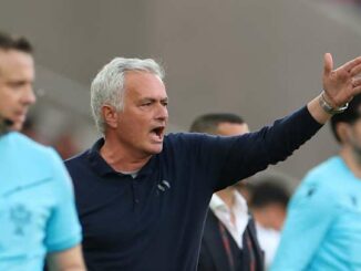 Entraîneur de football gesticulant sur le banc