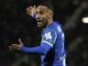 Footballeur en maillot bleu gesticulant sur le terrain