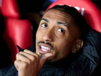 Homme assis en tribune regardant vers le haut